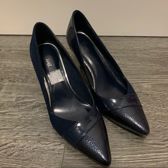 Fioni Navy Heels - Picture 2 of 6